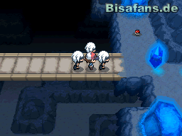 Das Finstrio führt eskortiert uns über eine Brücke Das Finstrio führt eskortiert uns über eine Brücke